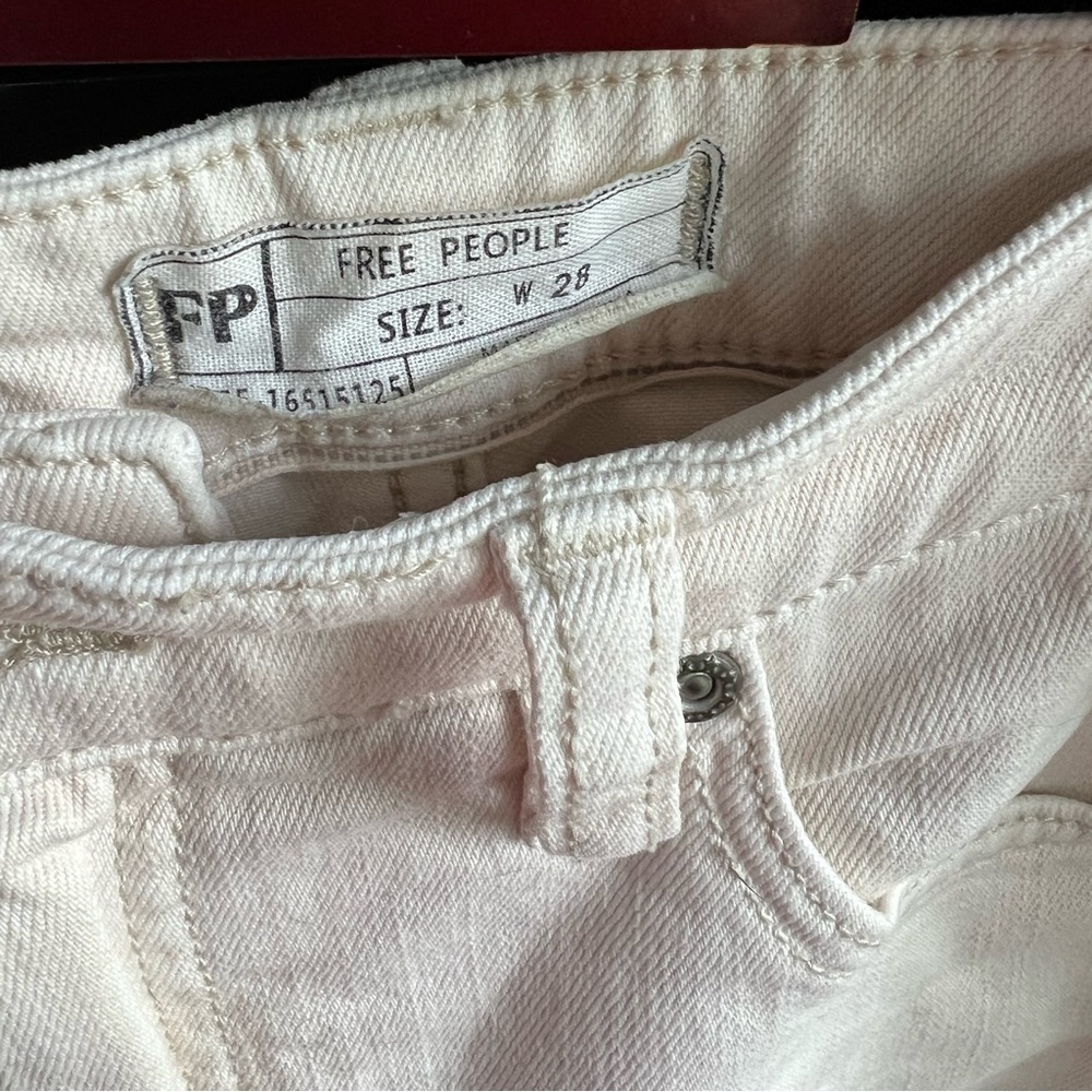 FREE PEOPLE size 28 cream denim cropped jeans